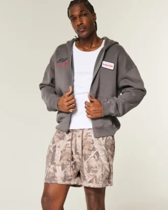 Reiden puoliväliin ulottuvat camo-kuvioiset löysät fleece-shortsit