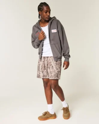 Reiden puoliväliin ulottuvat camo-kuvioiset löysät fleece-shortsit