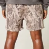 Reiden puoliväliin ulottuvat camo-kuvioiset löysät fleece-shortsit Reiden puoliväliin ulottuvat camo-kuvioiset löysät fleece-shortsit