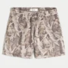 Reiden puoliväliin ulottuvat camo-kuvioiset löysät fleece-shortsit Reiden puoliväliin ulottuvat camo-kuvioiset löysät fleece-shortsit