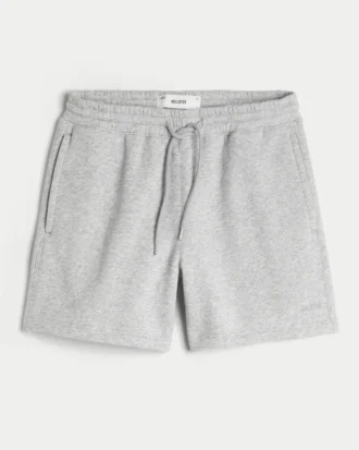Reiden puoliväliin ulottuvat löysät fleece-shortsit