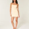 Satiininen selkäpuolella rusetti Bodycon-mekko Satiininen selkäpuolella rusetti Bodycon-mekko