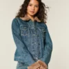Tekoturkiksella koristeltu denimtakki Tekoturkiksella koristeltu denimtakki
