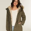 Tekoturkiksella vuorattu parka Tekoturkiksella vuorattu parka