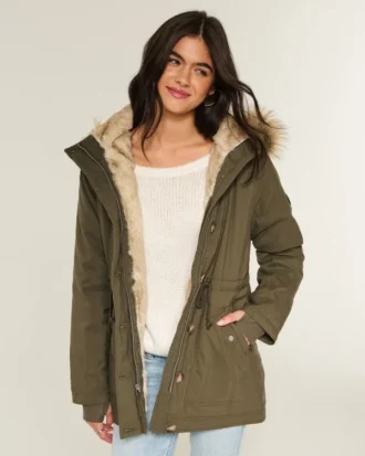 Tekoturkiksella vuorattu parka