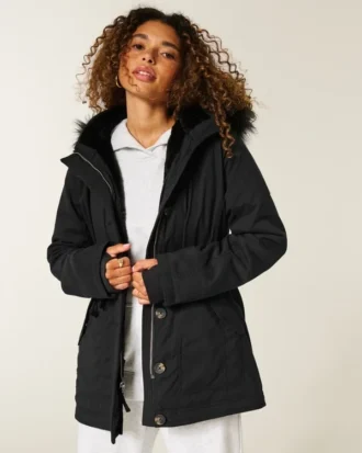 Tekoturkiksella vuorattu parka