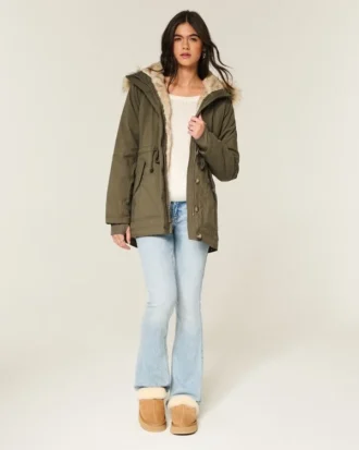 Tekoturkiksella vuorattu parka