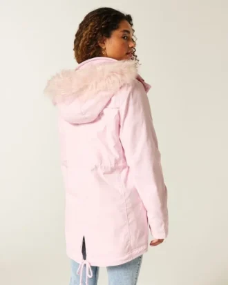 Tekoturkiksella vuorattu parka