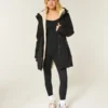 Tekoturkiksella vuorattu parka Tekoturkiksella vuorattu parka