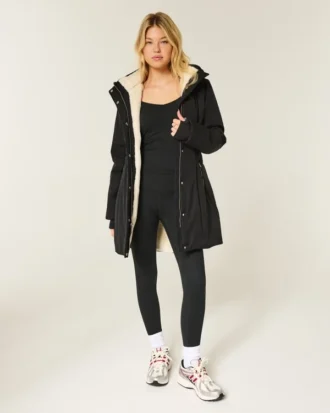 Tekoturkiksella vuorattu parka
