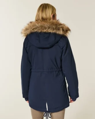 Tekoturkiksella vuorattu parka