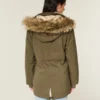 Tekoturkiksella vuorattu parka Tekoturkiksella vuorattu parka