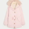 Tekoturkiksella vuorattu parka Tekoturkiksella vuorattu parka