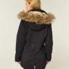 Tekoturkiksella vuorattu parka Tekoturkiksella vuorattu parka
