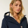 Tekoturkiksella vuorattu parka Tekoturkiksella vuorattu parka