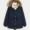 Tekoturkiksella vuorattu parka Tekoturkiksella vuorattu parka
