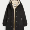 Tekoturkiksella vuorattu parka Tekoturkiksella vuorattu parka