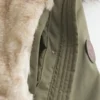 Tekoturkiksella vuorattu parka Tekoturkiksella vuorattu parka