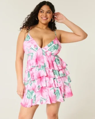 V-kaula-aukkoinen röyhelöinen babydoll-minimekko