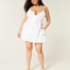 V-kaula-aukkoinen röyhelöinen babydoll-minimekko V-kaula-aukkoinen röyhelöinen babydoll-minimekko