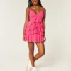 V-kaula-aukkoinen röyhelöinen babydoll-minimekko V-kaula-aukkoinen röyhelöinen babydoll-minimekko