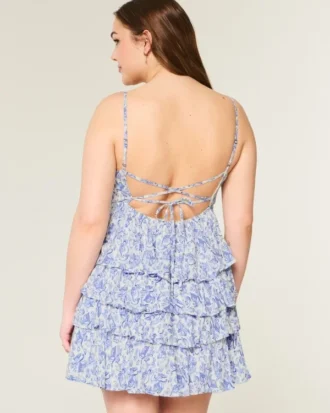 V-kaula-aukkoinen röyhelöinen babydoll-minimekko