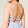 V-kaula-aukkoinen röyhelöinen babydoll-minimekko V-kaula-aukkoinen röyhelöinen babydoll-minimekko